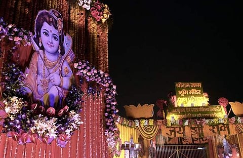 രാമ ക്ഷേത്രത്തിന്റെ മുൻവശം അലങ്കരിച്ച നിലയിൽ, പിടിഐ