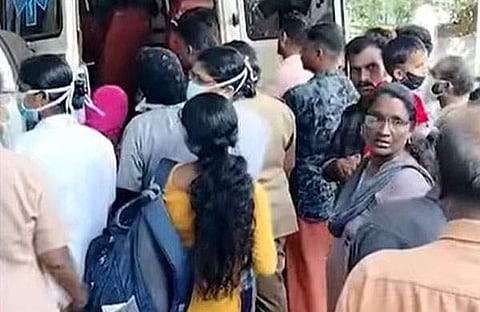 മരിച്ച അഖിലയേയും മക്കളേയും വടകര ജില്ലാ ആശുപത്രിയില് എത്തിച്ചപ്പോള് / ഫോട്ടോ: വീഡിയോ സ്ക്രീന്ഷോട്ട്