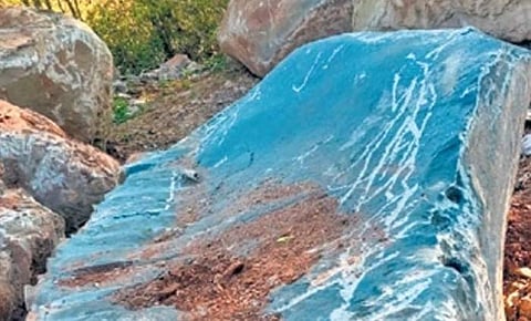 കര്ഷകന്റെ ഭൂമിയില് നിന്ന് കുഴിച്ചെടുത്ത കല്ലുകള്