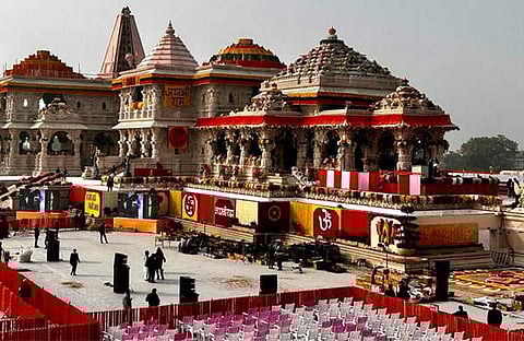 പ്രതിഷ്ഠാ ചടങ്ങിന് മുന്നോടിയായി രാമക്ഷേത്രം പുഷ്പങ്ങളാല് അലങ്കരിച്ചപ്പോള് /ചിത്രം പിടിഐ