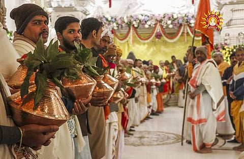 പ്രാണപ്രതിഷ്ഠാ ചടങ്ങിന് മുന്നോടിയായി പുരോഹിതര് പൂജ നടത്തുന്നു/ പിടിഐ