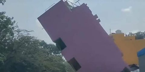 വീട് തകരുന്നതിന്റെ വീഡിയോ