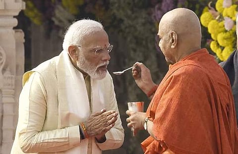 മോദിക്ക് ചരണാമൃതം നൽകുന്നു/ പിടിഐ