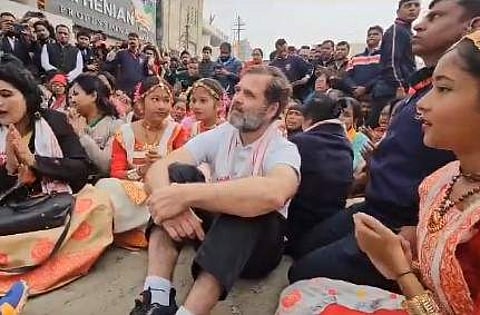 ക്ഷേത്രദര്ശനം പൊലീസ് തടഞ്ഞതിന് പിന്നാലെ കുത്തിയിരുന്ന് പ്രതിഷേധിക്കുന്ന രാഹുല്ഗാന്ധി