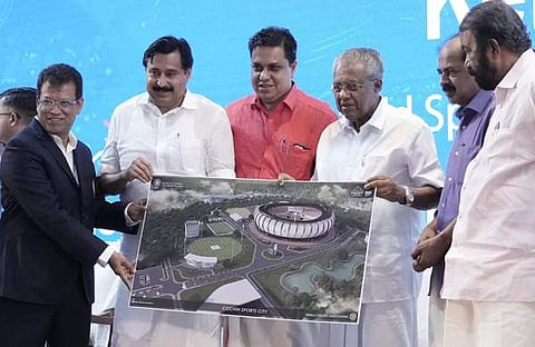 സ്റ്റേഡിയത്തിന്റെ മാതൃക മുഖ്യമന്ത്രിക്ക് കൈമാറുന്നു/ ഫെയ്സ്ബുക്ക്