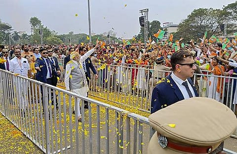 തൃശൂരിലെത്തിയ നരേന്ദ്രമോദി ജനങ്ങളെ അഭിവാദ്യം ചെയ്യുന്നു, പിടിഐ