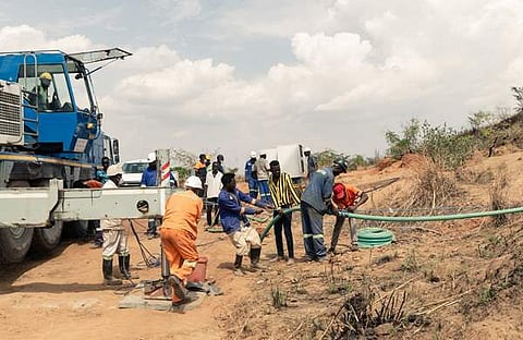 സിംബാബ്വേയില് സ്വര്ണഖനിയില് അകപ്പെട്ട തൊഴലാളികളെ രക്ഷപ്പെടുത്താനുള്ള ശ്രമം/ ചിത്രം എഎഫ്പി