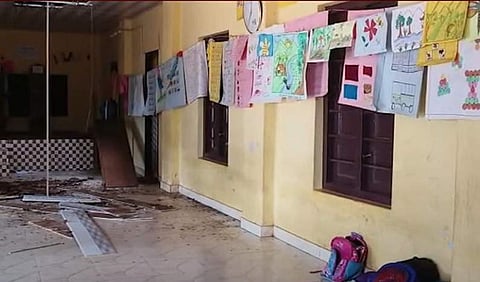 മേല്ക്കൂര തകര്ന്നുവീണ സ്കൂള് കെട്ടിടം