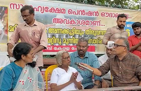 മറിയക്കുട്ടി മാധ്യമങ്ങളോട് സംസാരിക്കുന്നു