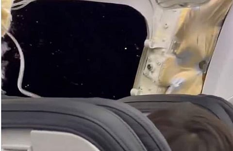 വിമാനത്തിന്റെ വാതിൽ ഇളകി തെറിച്ച നിലയിൽ