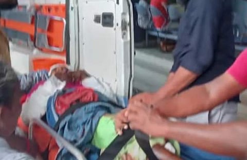 മകന്റെ മർദ്ദനമേറ്റ അമ്മയെ ആശുപത്രിയിലേക്ക് കൊണ്ടുപോകുന്ന ദൃശ്യം, സ്ക്രീൻഷോട്ട്