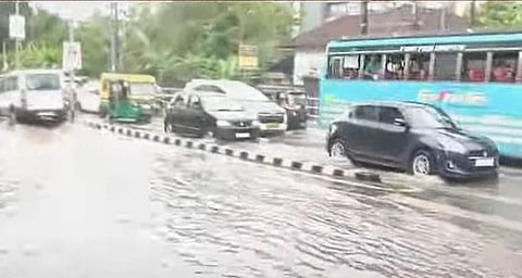ശക്തമായി പെയ്ത മഴയില് കോഴിക്കോട് നഗരം