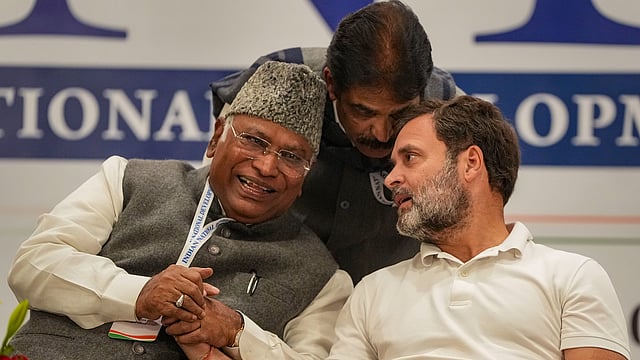 'ഇന്ത്യ'യുടെ നേതൃത്വം തട്ടിയെടുക്കാന് കോണ്ഗ്രസ് ശ്രമിച്ചു; ഖാര്ഗെയുടെ പേര് ഉയര്ന്നത് ഗൂഢാലോചന: ആരോപണവുമായി ജെഡിയു