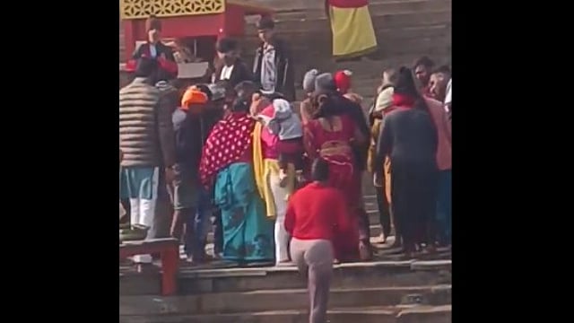 'ഗംഗയില് മുക്കിയാല് കാന്സര് ഭേദമാകുമെന്ന് വിശ്വാസം'; അഞ്ചുവയസുകാരന് ദാരുണാന്ത്യം- വീഡിയോ