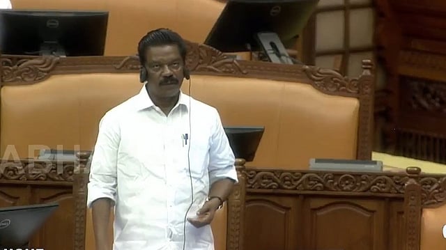 മാലയൂരി മടങ്ങിയത് കപട ഭക്തര്, വ്യാജപ്രചാരണം ശബരിമലയെ തകര്ക്കാനെന്ന് സംശയം : മന്ത്രി രാധാകൃഷ്ണന്