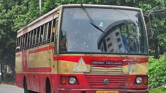ഭാര്യയുമായി വഴക്കിട്ടു; ഓടിക്കൊണ്ടിരുന്ന കെഎസ്ആര്ടിസി ബസിന്റെ
ജനലിലൂടെ ചാടി, യുവാവിന് പരിക്ക്