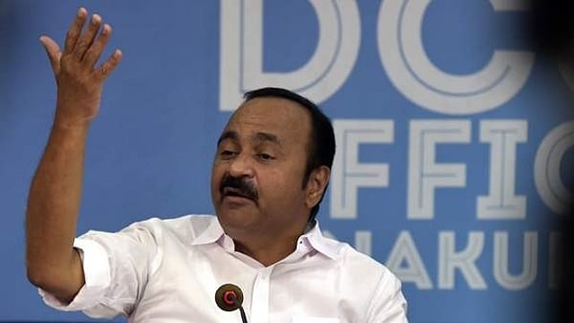 'ആരോപണങ്ങളില് നിന്ന് ഒളിച്ചോടുകയാണ്, മനപ്പൂര്വമാണ് മുഖ്യമന്ത്രി സഭയില് വരാത്തത്'