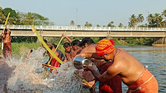 മന്ദാരക്കടവില് ഒരുക്കങ്ങള് തകൃതി, പുഴുങ്ങിയ തുണികള് കല്പ്പടവുകളില് തല്ലിത്തിരുമ്മി; പൂരലഹരിയിലേക്ക് ആറാട്ടുപുഴ - വിഡിയോ