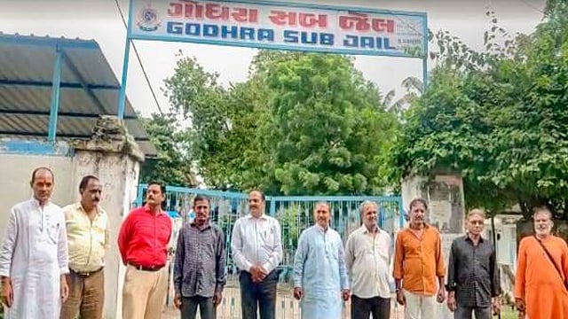 മരുമകളുടെ വിവാഹത്തില് പങ്കെടുക്കണം, ബില്ക്കിസ് ബാനു കേസിലെ പ്രതി പരോള് അപേക്ഷയുമായി കോടതിയില്