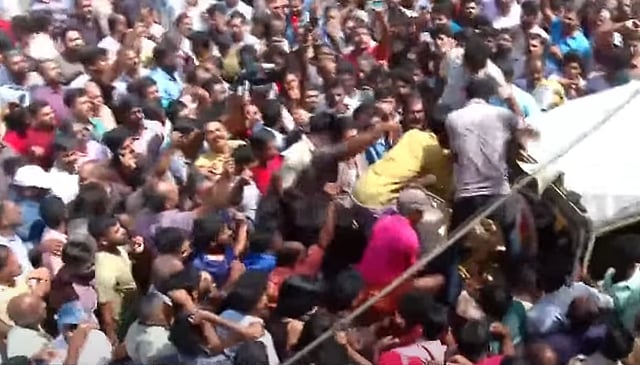 വയനാട്ടില് ആളിക്കത്തി ജനരോഷം; വനം വകുപ്പ് വാഹനത്തിന് റീത്ത് വച്ച് നാട്ടുകാര്; കാറ്റഴിച്ചുവിട്ടു; മൃതദേഹവുമായി പ്രതിഷേധം