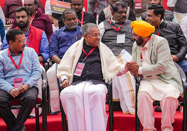 ഭഗവന്ത് മന്നും കെജരിവാളിനുമൊപ്പം പിണറായി വിജയൻ