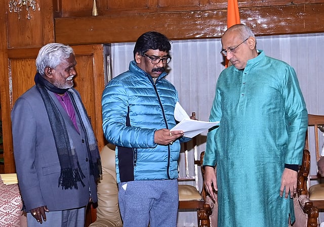 ഗവര്ണര്ക്ക് രാജിക്കത്ത് കൈമാറുന്നു