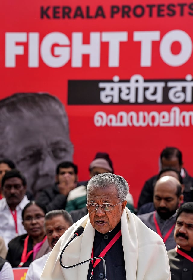 പ്രതിഷേധ സമരം മുഖ്യമന്ത്രി ഉദ്ഘാടനം ചെയ്തു സംസാരിക്കുന്നു