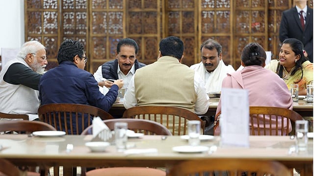 'നിങ്ങളെ ശിക്ഷിക്കാന്‍ പോകുകയാണ്'; പാര്‍ലമെന്റ് കാന്റീനില്‍ എംപിമാര്‍ക്കൊപ്പം ഉച്ചഭക്ഷണം കഴിച്ച് പ്രധാനമന്ത്രി, വീഡിയോ
