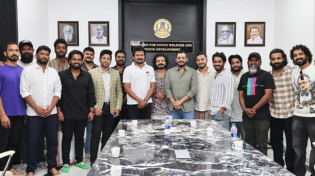 പ്രശംസയ്ക്ക് പിന്നാലെ നേരിട്ടെത്തി; മഞ്ഞുമ്മൽ ബോയ്സിനൊപ്പമുള്ള ചിത്രങ്ങൾ പങ്കുവെച്ച് ഉദയനിധി സ്റ്റാലിൻ