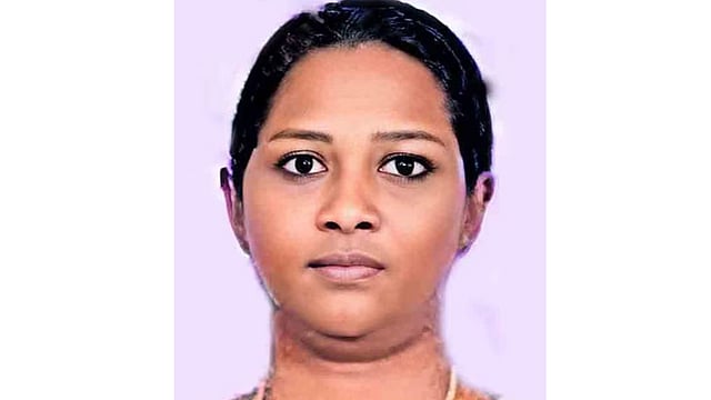 മകനൊപ്പം ട്രെയിനിനു മുന്നില് ചാടിയ യുവതി മരിച്ചു; വിവാഹ മോചിതയായത് ഒരാഴ്ച മുന്പ്