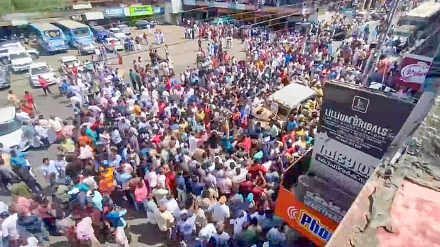 പ്രതിഷേധം അക്രമാസക്തം; പുല്‍പ്പള്ളിയില്‍ തെരുവുയുദ്ധം; പൊലീസ് ലാത്തിച്ചാര്‍ജ് 