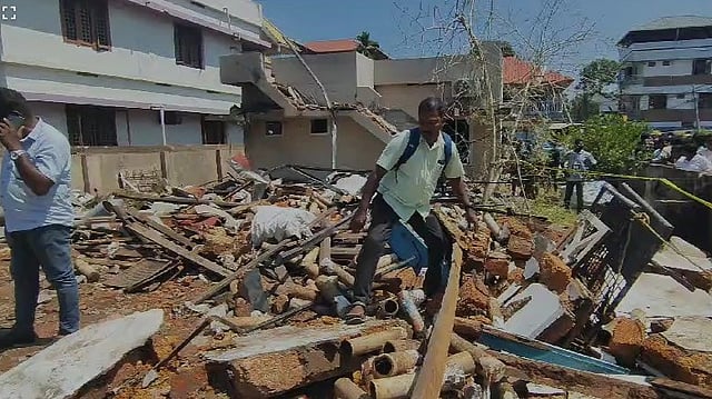 പൊട്ടിത്തെറി കരിമരുന്ന് പടക്കപ്പുരയിലേക്ക് മാറ്റുമ്പോള്‍; തൃപ്പൂണിത്തുറ സ്‌ഫോടനത്തില്‍ ഒരാള്‍ മരിച്ചു- വീഡിയോ 