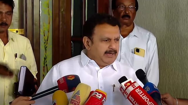 'നാട്ടുകാരെ കൊണ്ട് പറയിക്കരുത്, സിംഗിൾ ഡാൻസ് കളിക്കാൻ ആരും ശ്രമിക്കേണ്ട'; മുഖ്യമന്ത്രി ചർച്ചകൾക്കെതിരെ കെ മുരളീധരൻ