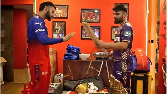 റിങ്കുവിനു സ്വന്തം ബാറ്റ് സമ്മാനിച്ച് കോഹ്ലി, ഹൃദ്യം