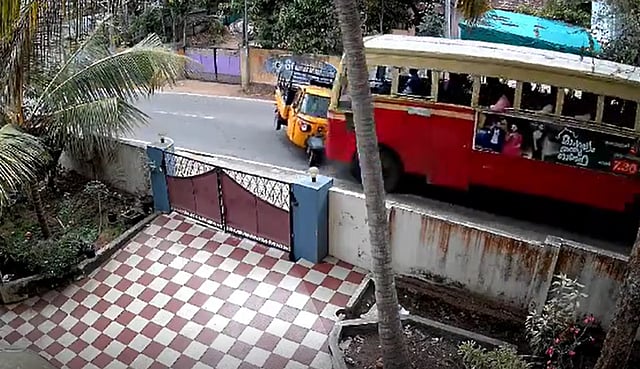 നിയന്ത്രണം വിട്ട് പെട്ടി ഓട്ടോറിക്ഷ കെഎസ്ആര്ടിസി ബസില് ഇടിച്ചുകയറി; യുവാവ് മരിച്ചു