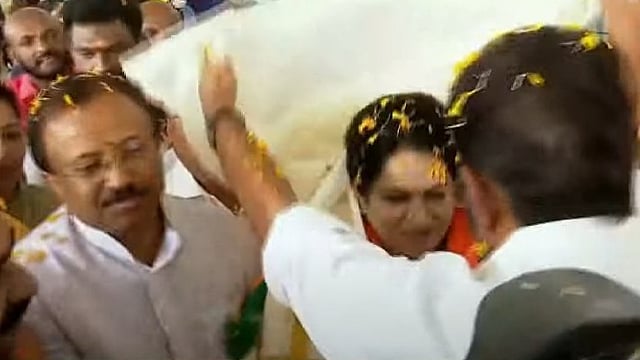 സ്വീകരിക്കാന് മുരളീധരനും സുരേന്ദ്രനും; തലസ്ഥാനത്ത് പദ്മജയ്ക്ക് വന് സ്വീകരണം