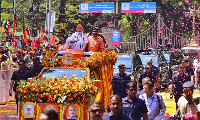 പുഷ്പവൃഷ്ടിയോടെ പ്രധാനമന്ത്രിയെ വരവേല്ക്കുന്ന പാര്ട്ടിപ്രവര്ത്തകര്