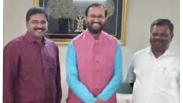 എസ് രാജേന്ദ്രന്‍ പ്രകാശ് ജാവഡേക്കറുമായി കൂടിക്കാഴ്ച നടത്തി; ബിജെപിയിലേക്കെന്ന് സൂചന