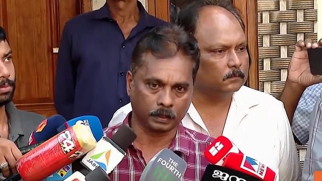 'മുഖ്യമന്ത്രി പറഞ്ഞു പറ്റിച്ചു, സിബിഐ അന്വേഷണം അട്ടിമറിച്ചു, ആർഷോയ്ക്കെതിരെയും കേസ് എടുക്കണം'; ക്ലിഫ് ഹൗസിന് മുന്നിൽ സമരം നടത്തുമെന്ന് സിദ്ധാർഥന്റെ അച്ഛൻ 