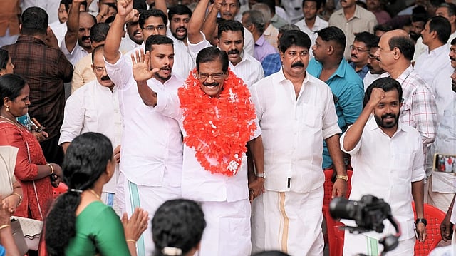 എല്‍ഡിഎഫ് ഓഫീസ് ഉദ്ഘാടനത്തില്‍ പങ്കെടുത്തു; എന്‍എസ്എസ് യൂണിയന്‍ പ്രസിഡന്റിനെ പുറത്താക്കി