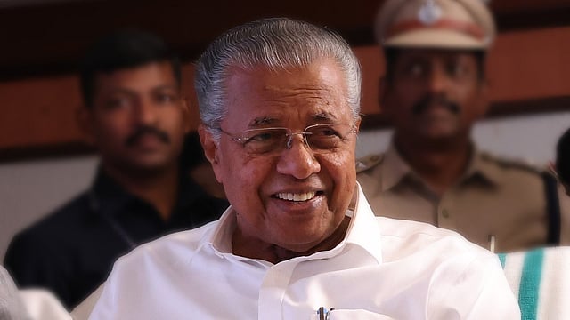 'എല്ലിൻ കഷ്ണമിട്ടാൽ ഓടുന്ന സൈസ് ജീവികളാണു കോൺഗ്രസിൽ ഉള്ളത്'; പരിഹസിച്ച് മുഖ്യമന്ത്രി