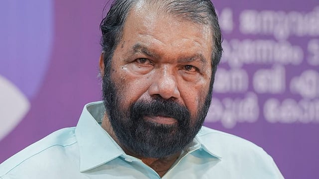 പിറവത്ത് മണ്ണിടിഞ്ഞ് അതിഥിത്തൊഴിലാളികള് മരിച്ച സംഭവം: അന്വേഷണത്തിന് ഉത്തരവിട്ട് തൊഴില് മന്ത്രി; കലക്ടറോട് റിപ്പോര്ട്ട് തേടി