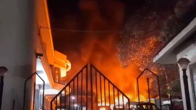 കോട്ടയത്ത് കാര് ഷോറൂമില് വന് തീപിടിത്തം; ആറു കാറുകള് കത്തിനശിച്ചു