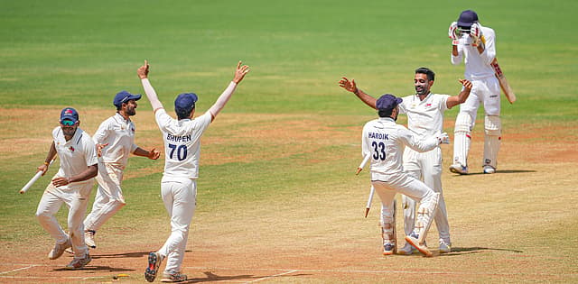 വിജയം ആഘോഷിക്കുന്ന മുംബൈ ടീം