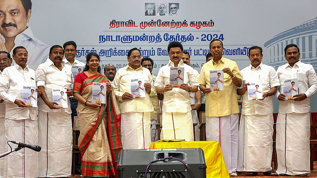 500 രൂപയ്ക്ക് ഗ്യാസ്, 75 രൂപയ്ക്ക് പെട്രോള്; സ്ത്രീകള്ക്ക് മാസം തോറും ആയിരം രൂപ; ഡിഎംകെ പ്രകടന പത്രിക പുറത്തിറക്കി