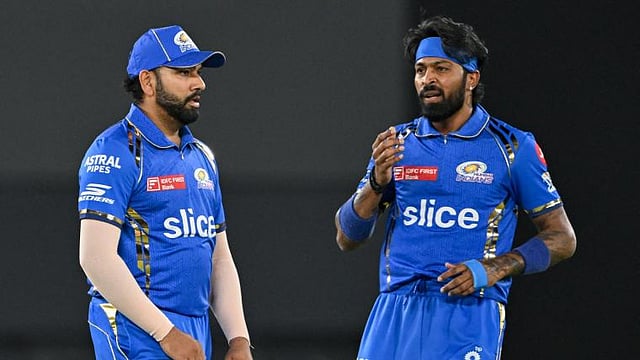 അടികിട്ടി, അങ്കലാപ്പിലായി! സഹായം ചോദിച്ച ഹർദികിനെ ബൗണ്ടറി ലൈനിലേക്ക് ഓടിച്ച് രോഹിത് (വീഡിയോ)