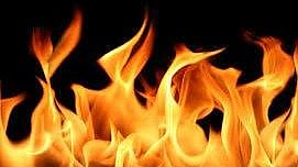 കടം വാങ്ങിയ പണവും സ്വര്‍ണവും തിരിച്ചുതന്നില്ല; അയൽവാസിയുടെ കടയുടെ മുന്നിൽ മണ്ണെണ്ണയൊഴിച്ച് തീകൊളുത്തി വീട്ടമ്മ