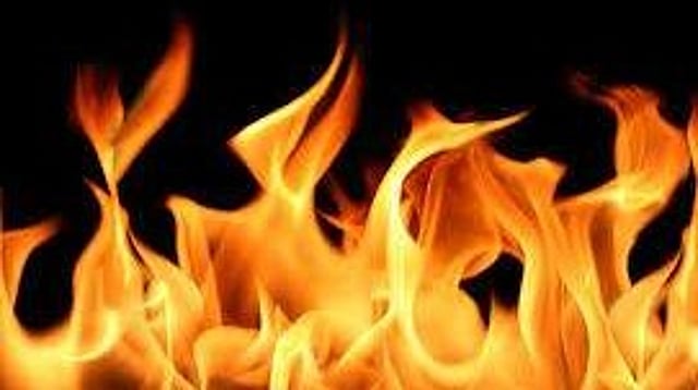 കടം വാങ്ങിയ പണവും സ്വര്ണവും തിരിച്ചുതന്നില്ല; അയൽവാസിയുടെ കടയുടെ മുന്നിൽ മണ്ണെണ്ണയൊഴിച്ച് തീകൊളുത്തി വീട്ടമ്മ