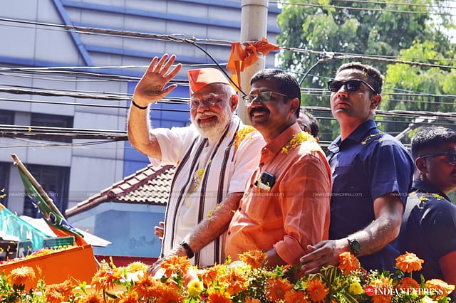 തുറന്നവാഹനത്തില് സ്ഥാനാര്ഥിക്കൊപ്പം ഒരുകിലോമീറ്റര് ദുരമായിരുന്നു റോഡ് ഷോ