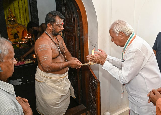 അരുവിപ്പുറം ശിവക്ഷേത്രത്തിൽ ഗവർണർ ആരിഫ് മുഹമ്മദ് ഖാൻ പ്രാർത്ഥന നടത്തുന്നു